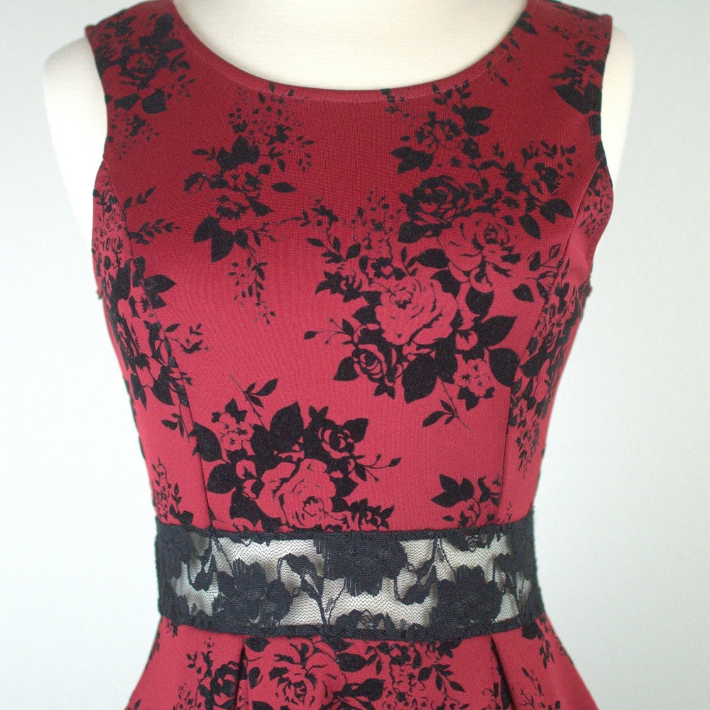 Red Floral Sleeveless Dress - Picture 5 of 8